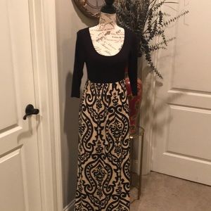 Long sleeve maxi in black and gold